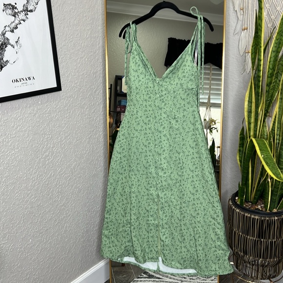 HOUSE OF CB 'Cornelia' Green Tonal Floral Midi Dress NWOT - Picture 11 of 11